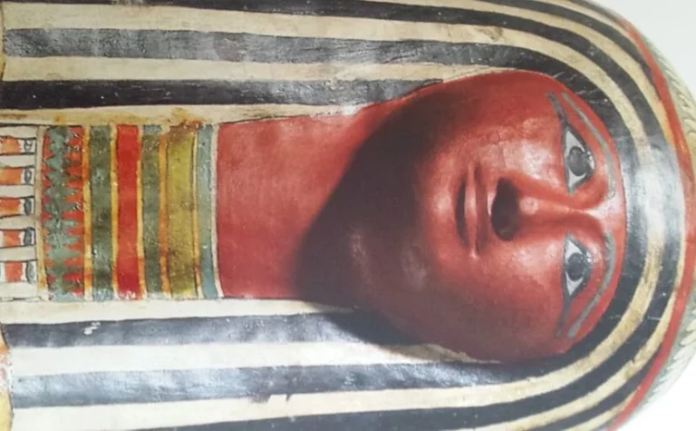 Padiamenet's painted face on his coffin